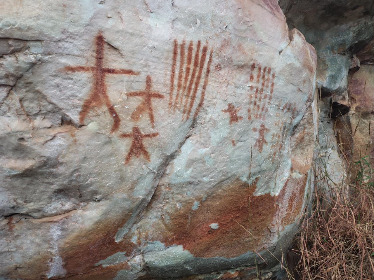 Figuras humanas pintadas na rocha, arte rupestre milenar