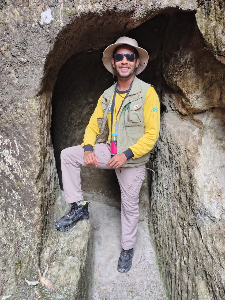 Prudêncio de chapéu e óculos escuros, sentado em um nicho de pedra